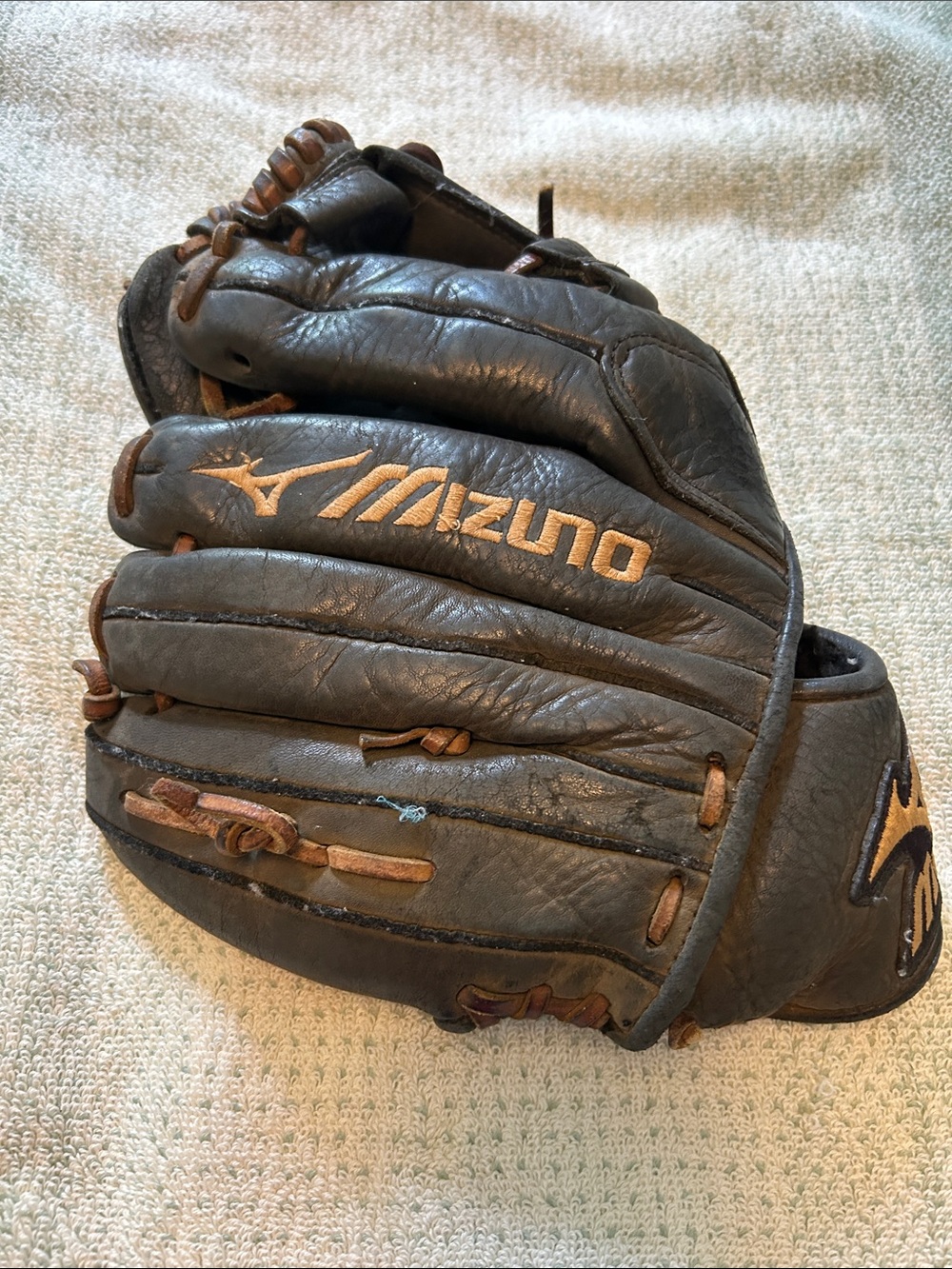 Mizuno Brown and Tan Leather Baseball Glove Men’s fits Left Hand